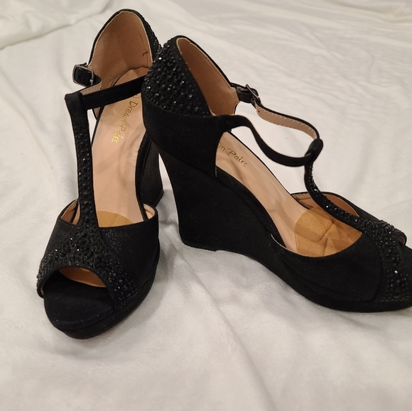 **SOLD**Black open toe platform sandals - Picture 3 of 8